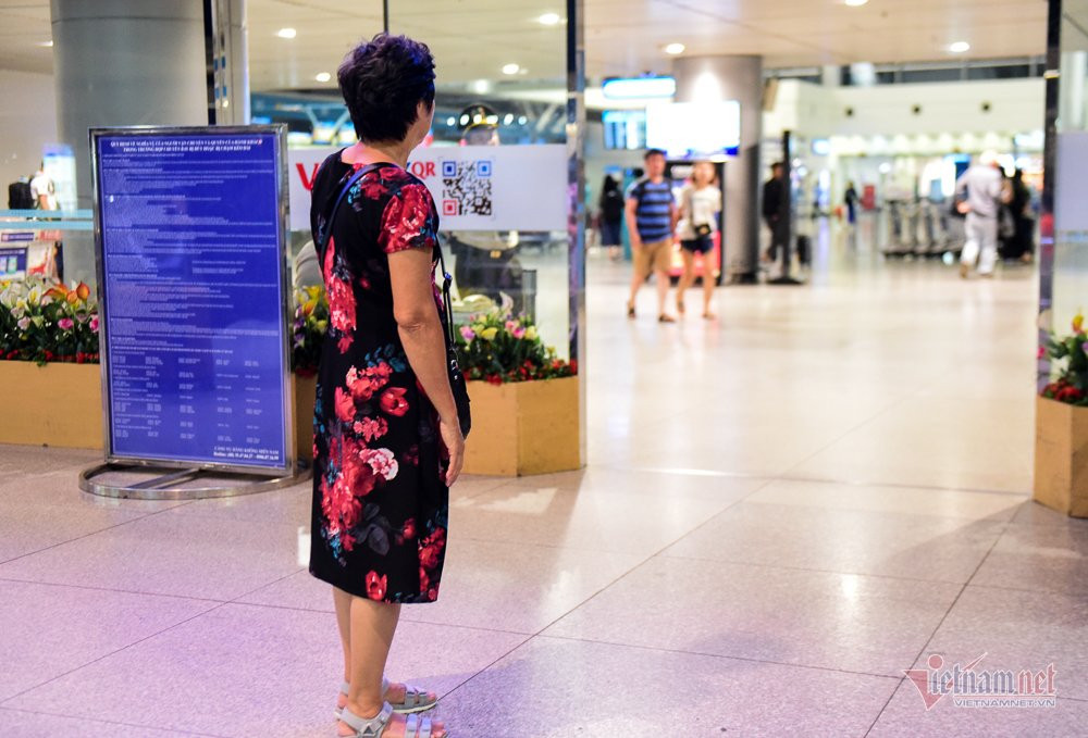 nu-hon-chia-tay-nguoi-tinh-50-nam-cua-cuu-binh-my-tai-san-bay-tan-son-nhat-17 15