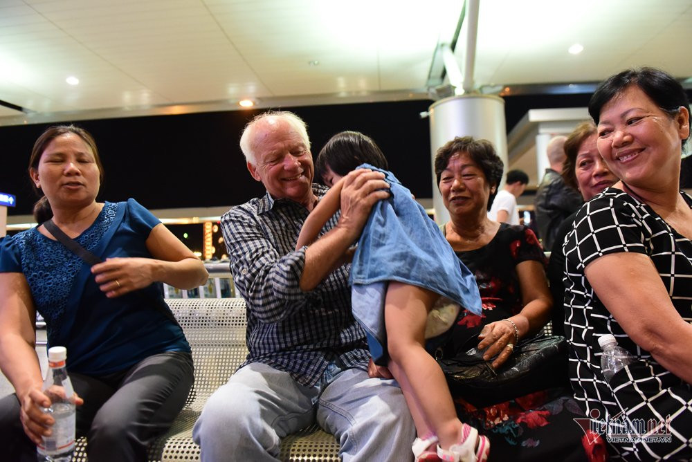 nu-hon-chia-tay-nguoi-tinh-50-nam-cua-cuu-binh-my-tai-san-bay-tan-son-nhat-2 3