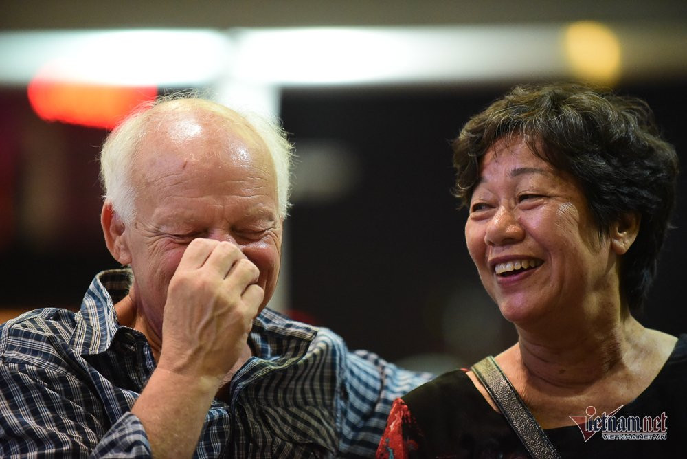 nu-hon-chia-tay-nguoi-tinh-50-nam-cua-cuu-binh-my-tai-san-bay-tan-son-nhat-4 3