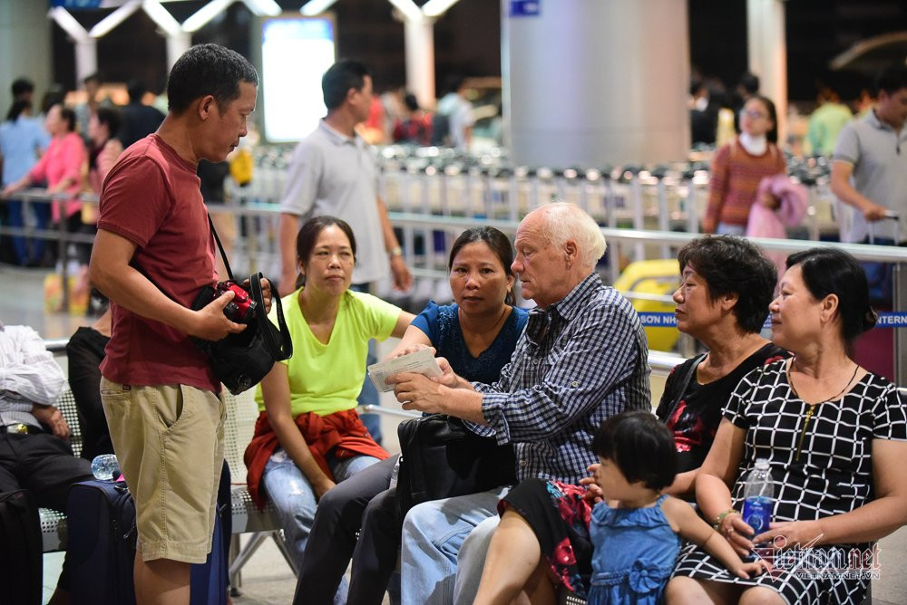 nu-hon-chia-tay-nguoi-tinh-50-nam-cua-cuu-binh-my-tai-san-bay-tan-son-nhat-5 5