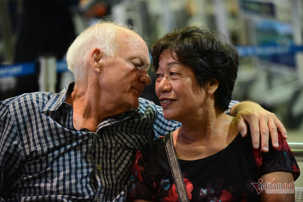 nu-hon-chia-tay-nguoi-tinh-50-nam-cua-cuu-binh-my-tai-san-bay-tan-son-nhat-7 5