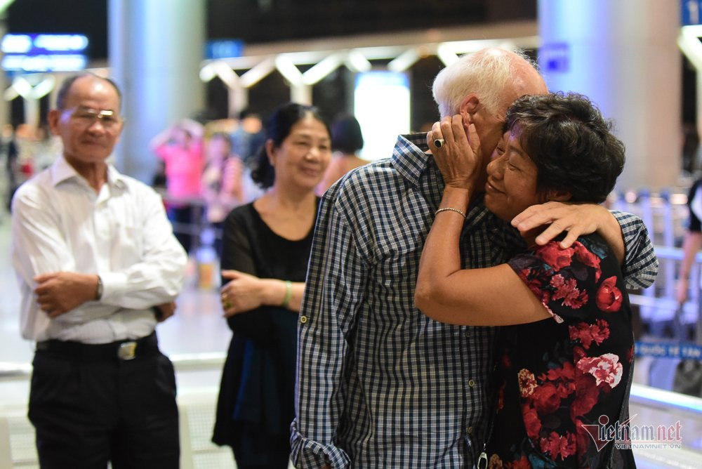 nu-hon-chia-tay-nguoi-tinh-50-nam-cua-cuu-binh-my-tai-san-bay-tan-son-nhat-8 7