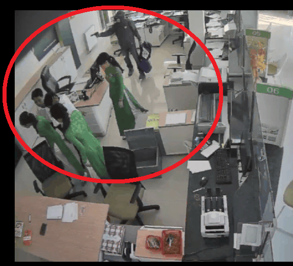 Ngân hàng trà vinh, video cướp ngân hàng trà vinh, cướp ngân hàng, dùng súng cướp ngân hàng, cướp ngân hàng ở trà vinh, cướp, video cướp ngân hàng trà vinh, trà vinh, tin trà vinh, an ninh, tin an ninh, pháp luật, báo pháp luật, báo vtc news, tin mới nhất, tin xã hội, báo mới, vtc news, vtc.vn