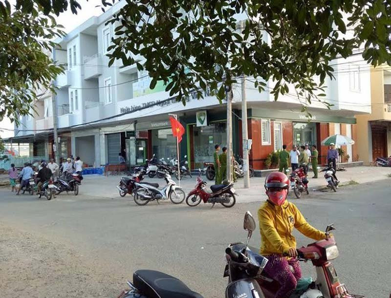 nghi phạm cướp ngân hàng trà vinh, Ngân hàng trà vinh, video cướp ngân hàng trà vinh, cướp ngân hàng, dùng súng cướp ngân hàng, cướp ngân hàng ở trà vinh, cướp, video cướp ngân hàng trà vinh, trà vinh, tin trà vinh, an ninh, tin an ninh, pháp luật, báo pháp luật, báo vtc news, tin mới nhất, tin xã hội, báo mới, vtc news, vtc.vn - 1