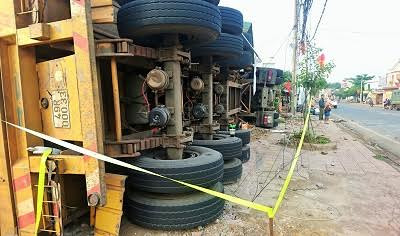 xe tải chở alumin bị lật