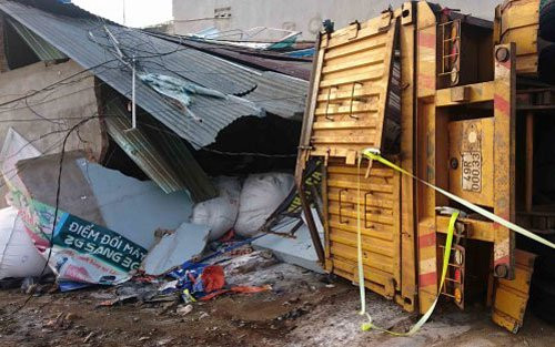 xe chở alumin bị lật