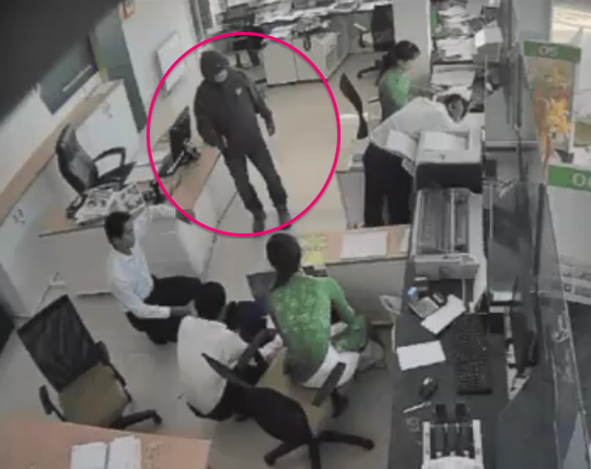 Hinh anh Camera cua dan chup duoc hinh giong nghi pham cuop ngan hang 6