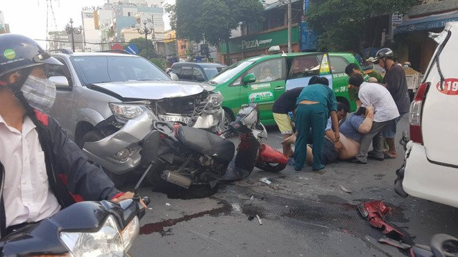 Nan nhan hon 100 kg mac ket giua 2 oto sau cu tong lien hoan hinh anh 1