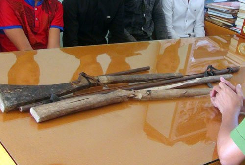 Hai khẩu súng nhóm trai làng dùng giải quyết mâu thuẫn. Ảnh: Thạch Thảo