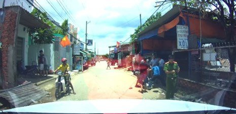 Xôn xao clip dân bị đánh, công an 'quay mặt' ở Biên Hòa - ảnh 1