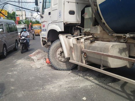 Cụ bà thoát chết thần kỳ, bò ra từ gầm xe bồn - ảnh 2