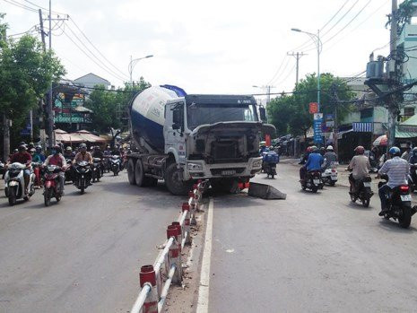 Cụ bà thoát chết thần kỳ, bò ra từ gầm xe bồn - ảnh 1