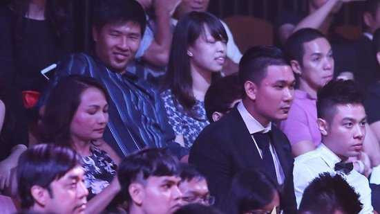 Trong suốt show thời trang, chàng trai ngồi cạnh mẹ của Hoa hậu và trò chuyện khá thân mật. 