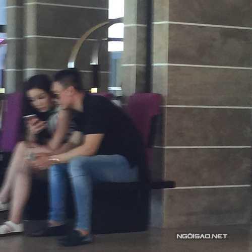 Mặc dù không lên tiếng xác nhận nhưng mới đây, hình ảnh thân mật của Kỳ Duyên và bạn trai 'soái ca' đã phần nào chứng minh mối quan hệ của hai người. Đôi uyên ương ngồi cạnh nhau rất thoải mái ở hậu trường show diễn của NTK Hoàng Hải. 