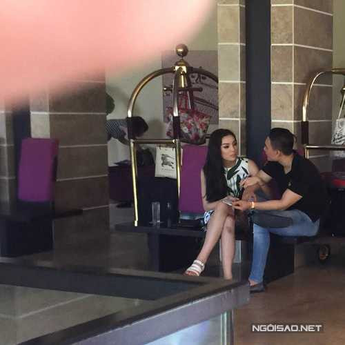 Người đẹp 19 tuổi khoác tay bạn trai tình tứ trong lúc trò chuyện với anh. 