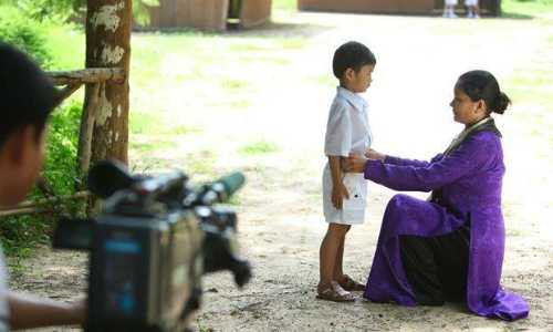 Kiều Trinh (áo tím) mang thai ở những tháng cuối vẫn đóng phim cùng con trai thứ hai. 