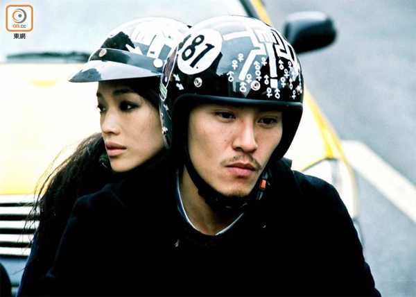 Mối tình vừa chớm nở của Thư Kỳ với Trương Chấn được cho là nhanh chóng tàn úa, do sự khác biệt trong quan niệm sống. Trong đám cưới của Trương Chấn, Thư Kỳ đã rơi nước mắt khi vợ của