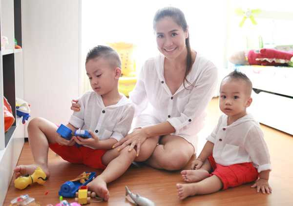 Còn nhỏ tuổi nhưng hai anh chàng, Shisha và Oxy, rất ra dáng đàn ông, tự lập và biết thương mẹ. Ảnh: Nga Nguyễn.