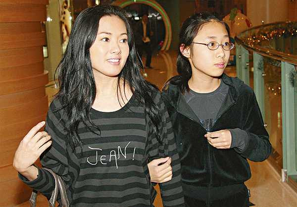 Lý Lệ Trân và con gái riêng. Ảnh: ON