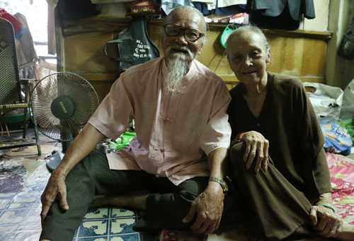 Nghệ sĩ Hữu Thành năm nay đã ngoài 80 tuổi. Ông tham gia hơn 100 phim, là một trong những nghệ sĩ đóng nhiều vai phụ của màn ảnh Việt. Khán giả còn gặp nghệ sĩ Hữu Thành trong 