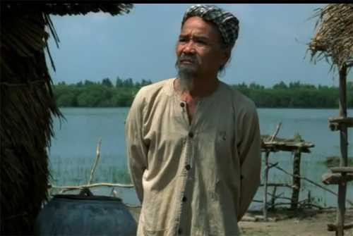 Nghệ sĩ Hữu Thành vào vai ông Định - bố của Kìm. Ông Định có quá khứ lừng lẫy khắp vùng khi làm thủ lĩnh đám len trâu mỗi mùa nước nổi. Người đàn ông từng sống giang hồ mang trong mình bí mật - từng hãm hiếp một cô gái. Ở tuổi già, ông chứng kiến con trai mình lớn lên, nối tiếp những mùa len trâu của cha. Cuối cùng, ông chết đi trên chính nơi đã gắn bó cả cuộc đời mình, giữa ngày nước lũ mênh mông không nơi chôn cất.