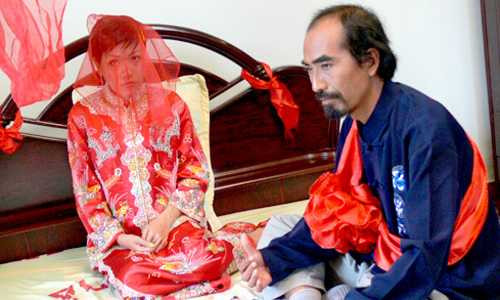 Nam diễn viên quê ở Bình Thạnh, Thủ Thừa, Long An. Sau khi tốt nghiệp trường Sân khấu Điện ảnh TP HCM, anh lần lượt công tác tại Nhà văn hóa tỉnh Long An, Đoàn kịch nói TP HCM trước khi làm diễn viên tự do. Ở tuổi gần 50, Võ Hoàng Nhân vẫn tham gia nhiều phim truyền hình như 