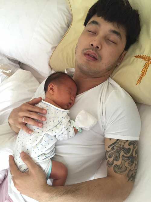 Từ ngày làm cha, Ưng Hoàng Phúc thỉnh thoảng chia sẻ hình ảnh của hai cha con trên trang cá nhân. 