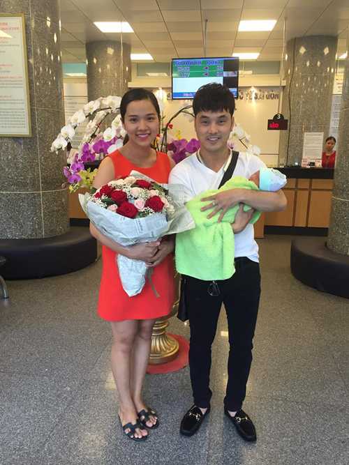 Kim Cương sinh con trai cho Ưng Hoàng Phúc hồi cuối tháng tư. Khi cô vượt cạn, nam ca sĩ đang lưu diễn ở Mỹ. Vừa từ nước ngoài về, anh lập tức đến bệnh viện đón mẹ con Kim Cương về nhà. 