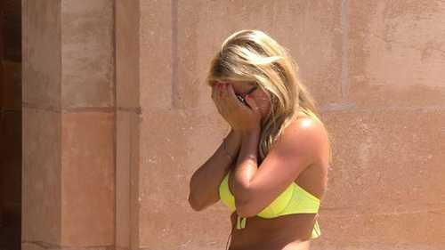 Cô không kiềm chế được cảm xúc khi quay lại ngôi nhà chung thông báo về quyết định không tiếp tục chương trình