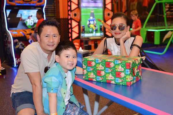 Con trai Kenzi của Bằng Kiều đã đón một sinh nhật hạnh phúc vào ngày hôm qua tại Mỹ. Trong dịp con trai lên 5 tuổi, cựu thành viên Quả Dưa Hấu cùng bạn gái Dương Mỹ Linh đến dự tiệc và chuẩn bị món quà lớn tặng cho nhóc tỳ.