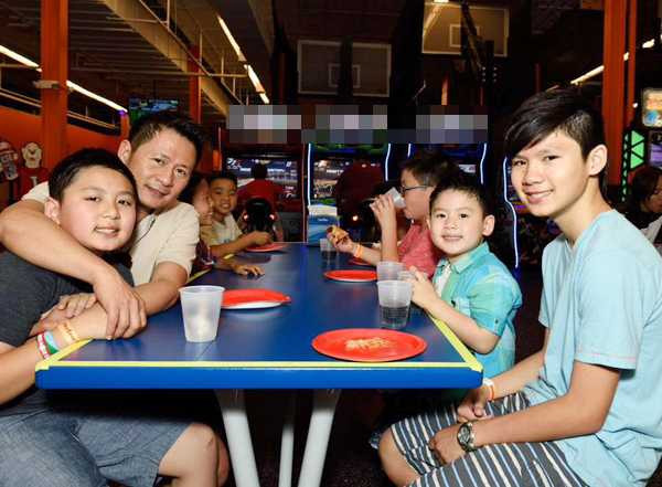 Bằng Kiều từng chia sẻ, dù khá bận rộn với lịch diễn ở trong và ngoài nước nhưng anh luôn cố gắng sắp xếp thời gian để ở bên 3 con trai.