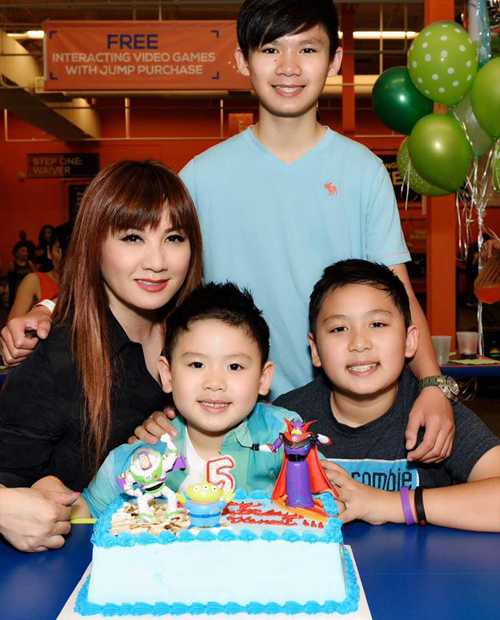 Cô cảm thấy rất may mắn vì 3 'chàng lính ngự lâm' đều ngoan ngoãn, nghe lời mẹ. Cậu cả Beckham mê nhảy, cậu hai Colin học giỏi, riêng cậu út Kenzi thì chưa bộc lộ năng khiếu nhưng quậy phá nhất nhà.