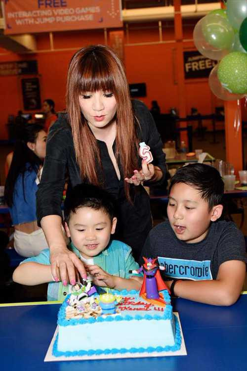 Trizzie chuẩn bị cho con trai út chiếc bánh ngọt với những nhân vật hoạt hình ngộ nghĩnh.