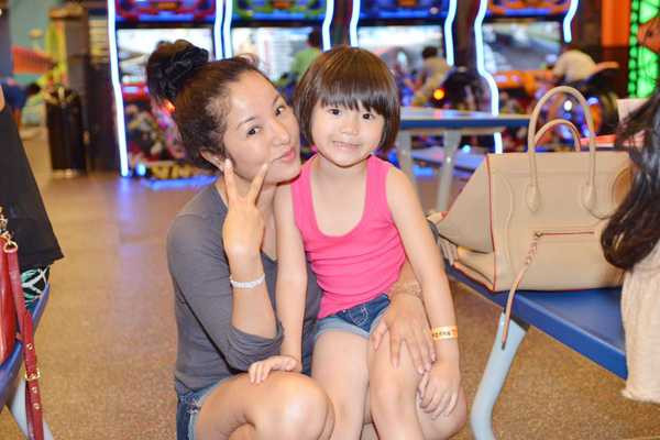 Danh hài Thúy Nga và con gái.