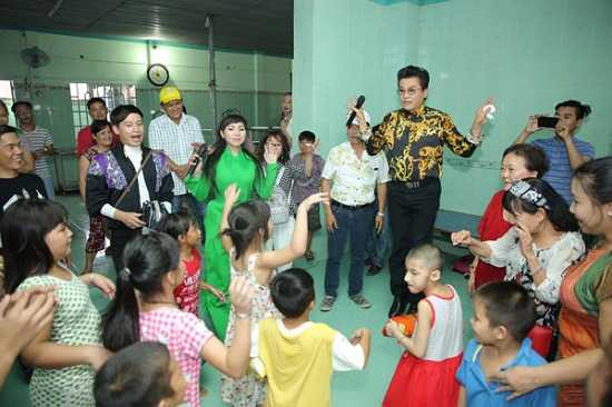 MC Thanh Bạch, Thuý Nga, đám cưới, từ thiện