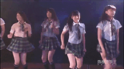 Ca si 14 tuoi bi che trach vi ho henh tren san khau hinh anh 1