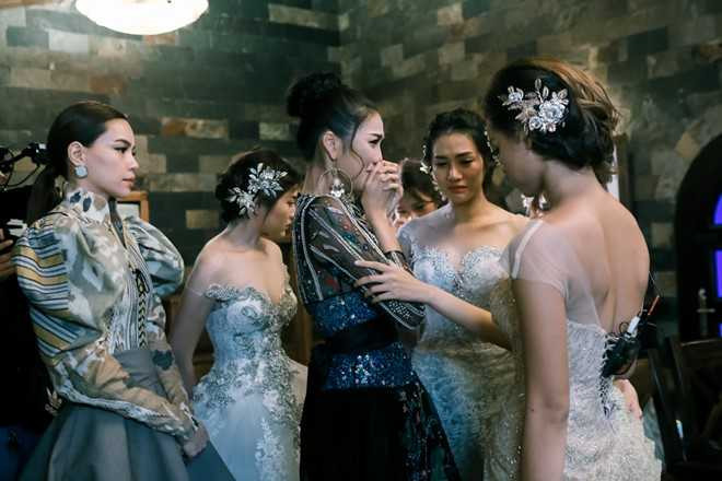 Ho Ngoc Ha benh vuc Pham Huong hinh anh 2