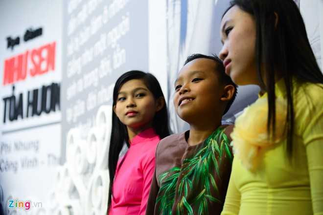 Ho Van Cuong bi khan gia vay kin khi di dien o chua hinh anh 3