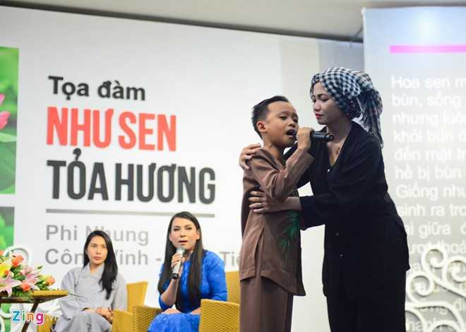 Ho Van Cuong bi khan gia vay kin khi di dien o chua hinh anh 4