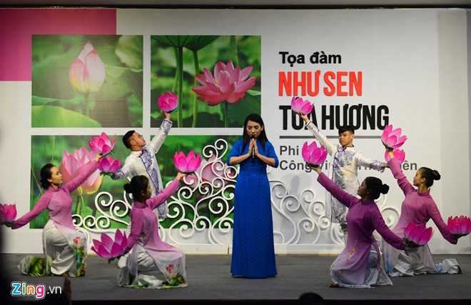 Ho Van Cuong bi khan gia vay kin khi di dien o chua hinh anh 6