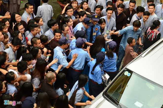 Ho Van Cuong bi khan gia vay kin khi di dien o chua hinh anh 7