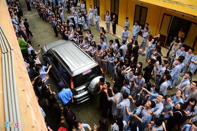 Ho Van Cuong bi khan gia vay kin khi di dien o chua hinh anh 8