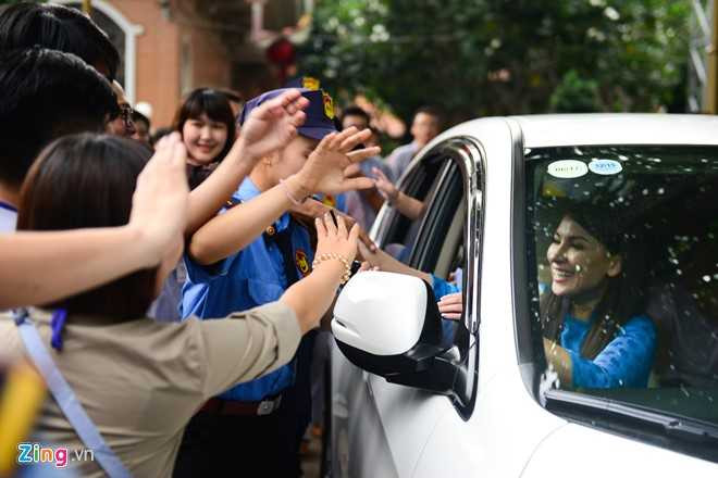 Ho Van Cuong bi khan gia vay kin khi di dien o chua hinh anh 9