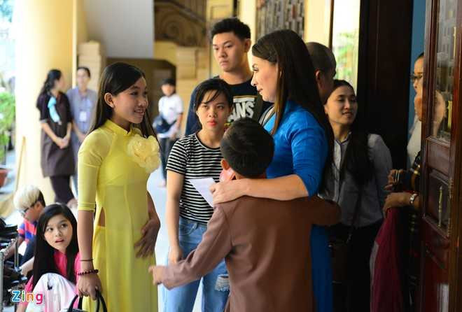 Ho Van Cuong bi khan gia vay kin khi di dien o chua hinh anh 1