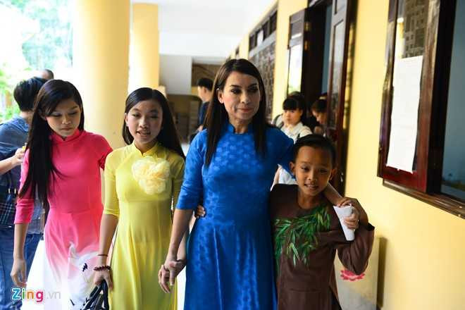 Ho Van Cuong bi khan gia vay kin khi di dien o chua hinh anh 2