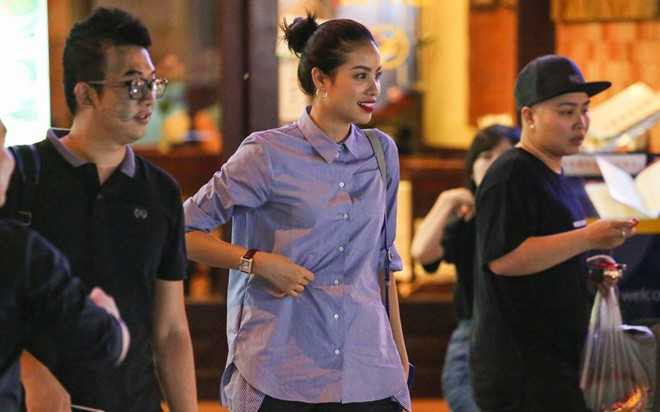 Pham Huong di hat karaoke de giai toa stress o The Face hinh anh 7