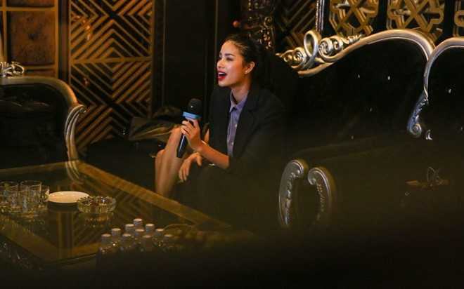 Pham Huong di hat karaoke de giai toa stress o The Face hinh anh 10