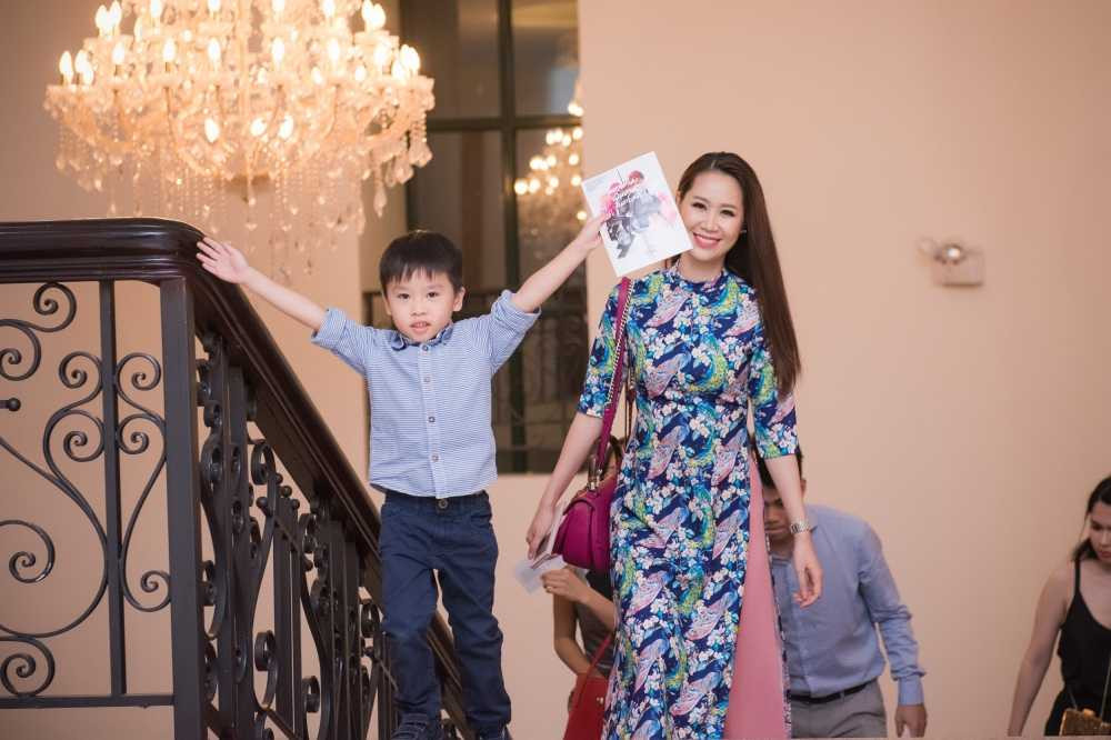 con trai Duong Thuy Linh