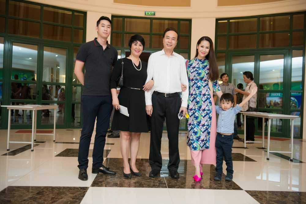 Duong Thuy Linh ben bo me