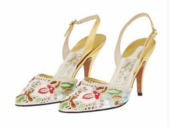 Để kết hợp với trang phục đón dâu, nữ diễn viên lựa chọn giầy thêu thủ công từ thương hiệu Salvatore Ferragamo. Đây là mẫu giầy có số lượng hạn chế, chỉ 150 đôi được sản xuất và bán trên toàn thế giới.